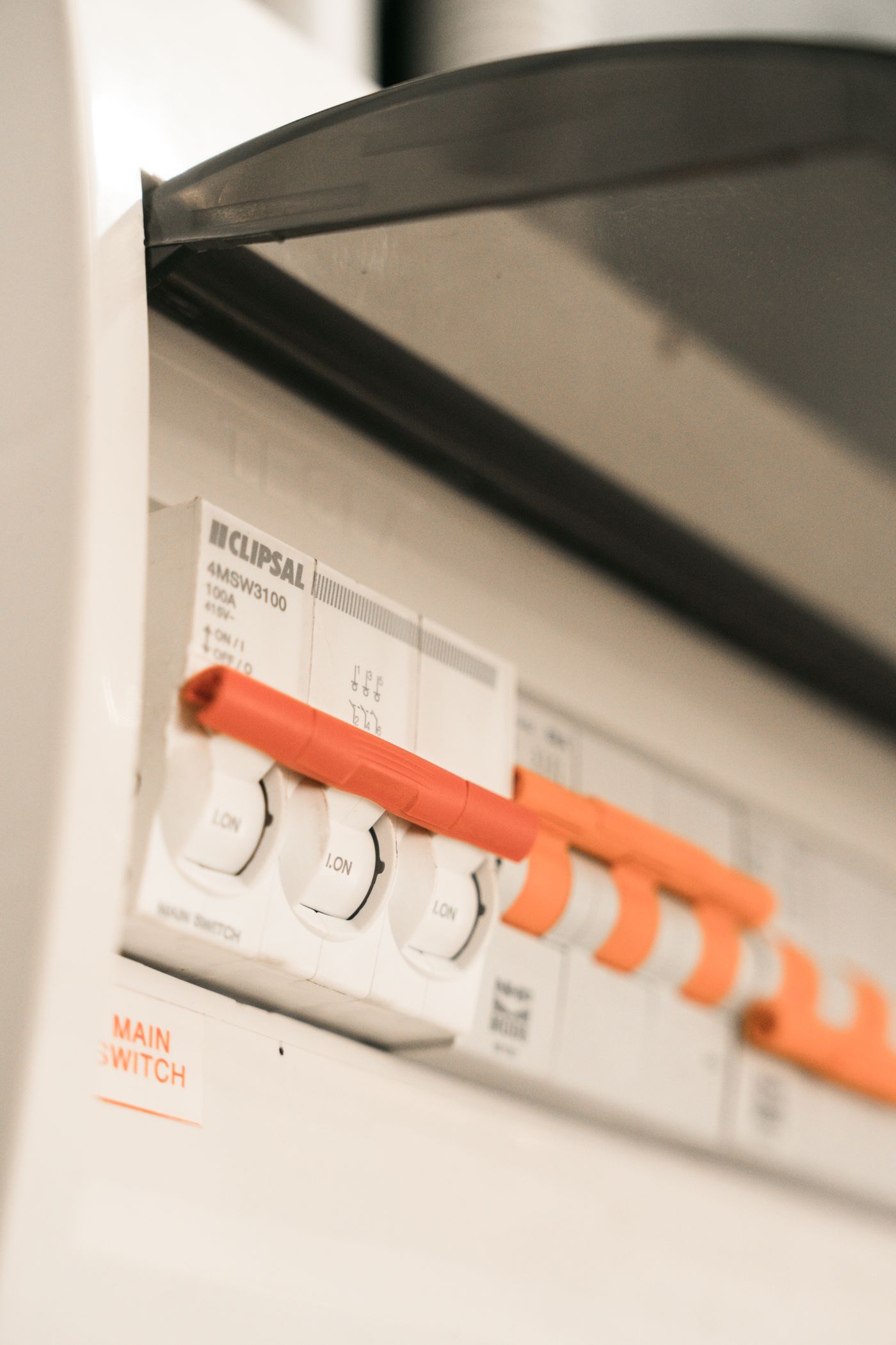 Prim-plan cu siguranțe automate într-un tablou electric